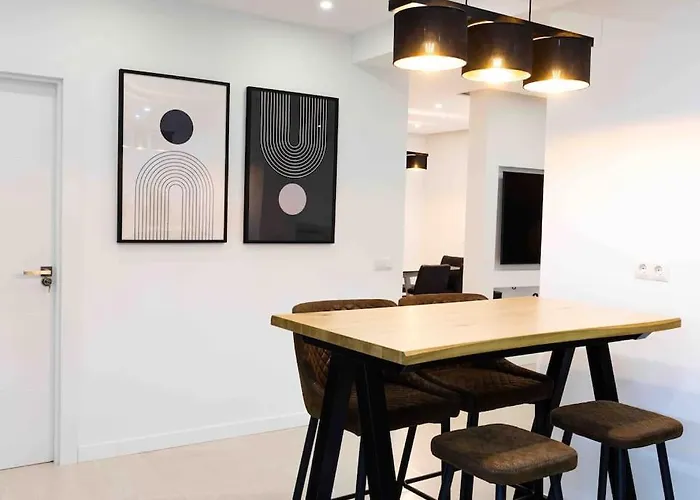 Modern 3-bed In Heart Of