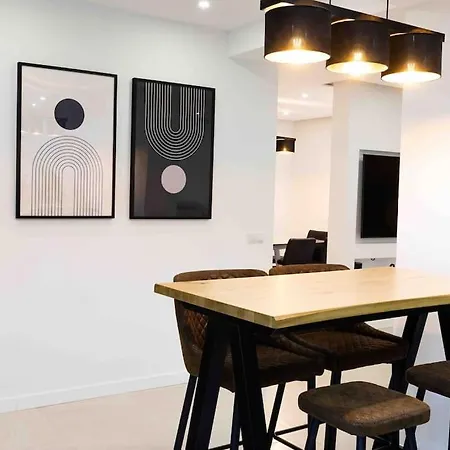 Modern 3-bed In Heart Of