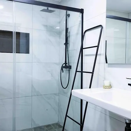 Modern 3-bed In Heart Of アパート