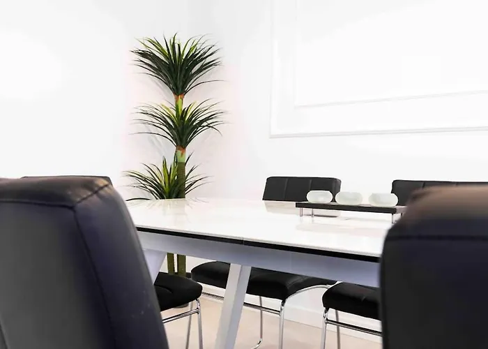 Modern 3-bed In Heart Of Τορρεμολίνος