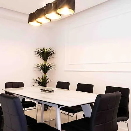 Modern 3-bed In Heart Of *