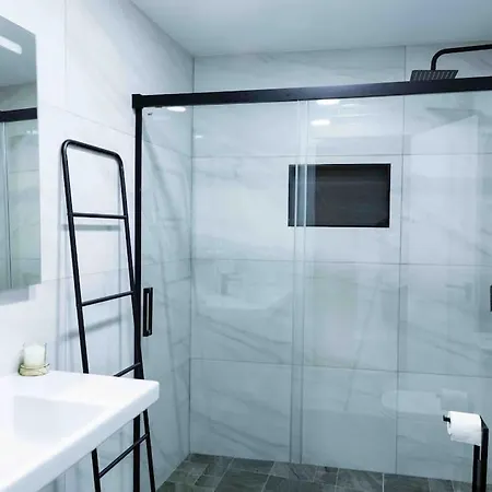 Apartment Modern 3-bed In Heart Of